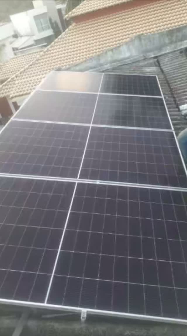 Instalação real de placas solares em telhado residencial